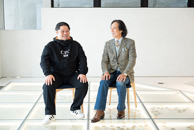 椅子に座った荒井さんと中村さん