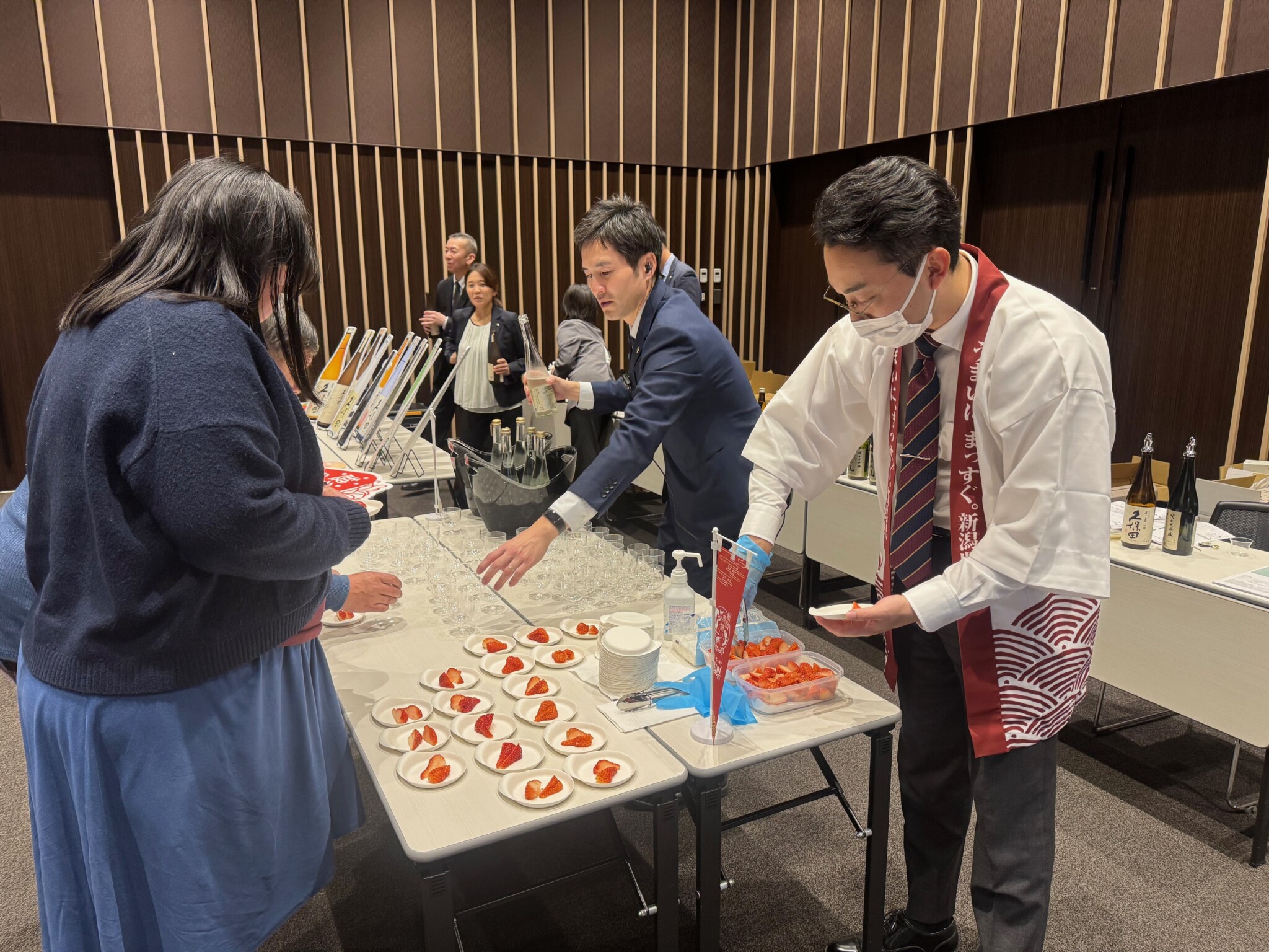 09 久保田スパークリングとカット越後姫の配布