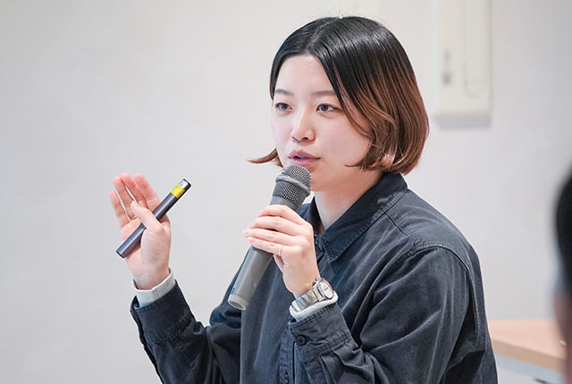 イベントを進行する金澤李花子さん