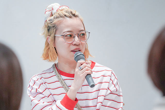 マイクを持ちコメント中のバヤコさん