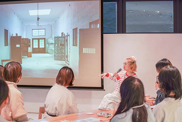 自身が撮影した写真をスライドで解説するバヤコさん