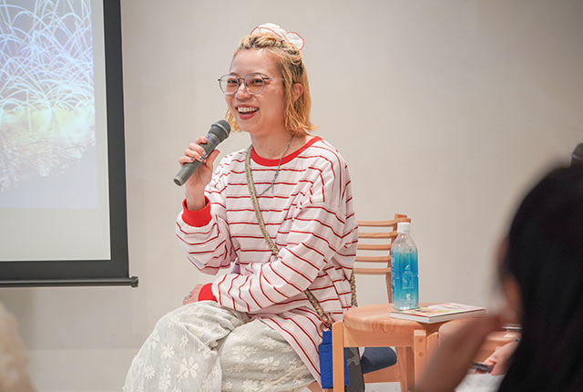 笑顔でトーク中のバヤコさん