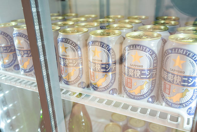 〈風味爽快ニシテ〉の350ml缶が冷蔵庫にたくさん並んでいる