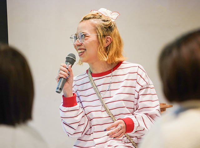 イベント参加者のコメントを笑顔で聞いているバヤコさん