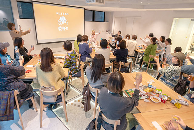 乾杯時のイベント会場の様子