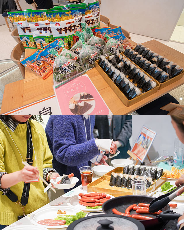 テーブルにサラダホープ、柿の種、ソーセージ、おにぎりなどが並ぶ