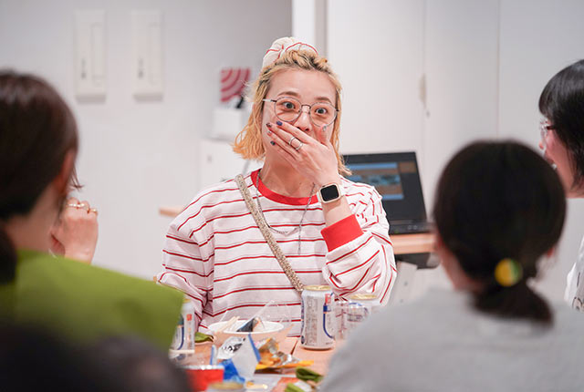 イベント参加者と歓談するバヤコさん