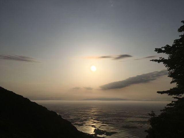 田んぼの水鏡を山の上から撮影