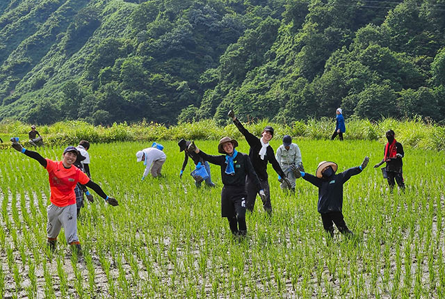 楽しみながら棚田を守る活動をしている人たち