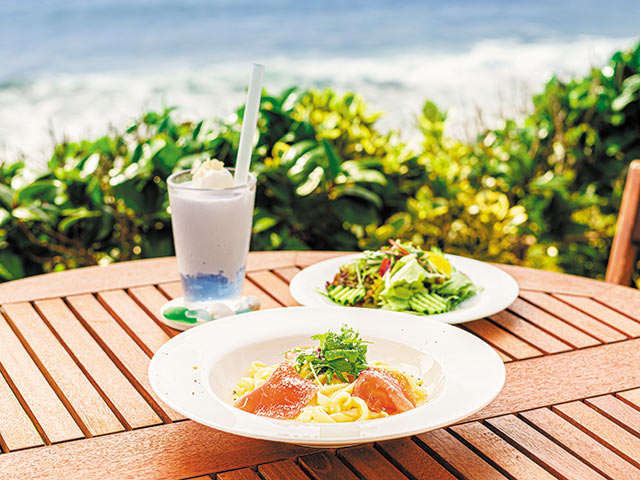 〈umicafe DONA〉のレモンクリームパスタとサラダ、夏季限定の「ぷるぷる海シェイク」