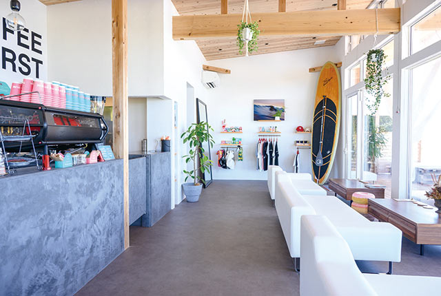 白いソファが並ぶ〈THE BEACH BUM COFFEE〉の店内