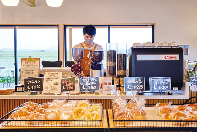 惣菜パンなどが並ぶ〈Farmer's kitchen BLACKBIRD〉の注文カウンター