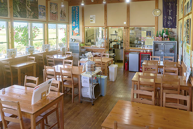 テーブルと椅子が並ぶ〈すがばたけ〉の食事スペース