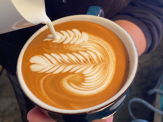 リーフが描かれたカフェラテ