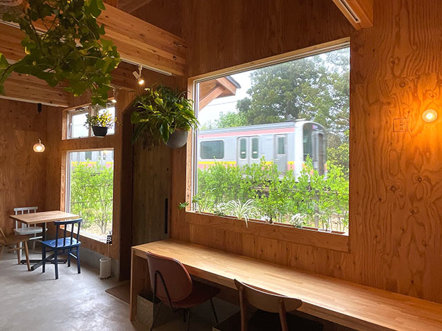〈banbi latteとcoffee〉店内の窓のすぐ先を電車が通り過ぎている
