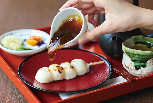 〈江口だんご 摂田屋店〉の「摂田屋だんごセット」