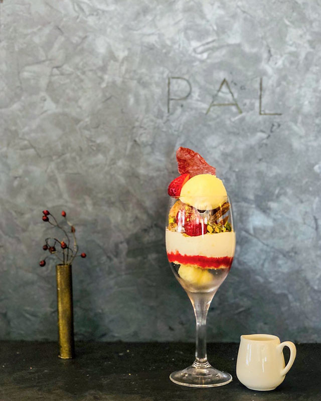 〈PAL〉のストロベリーショートケーキパフェ