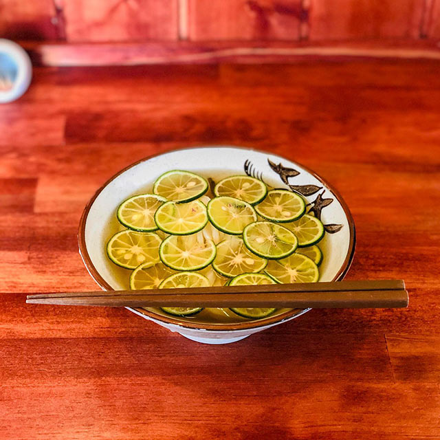 〈綾歌うどん〉のすだちひやかけ