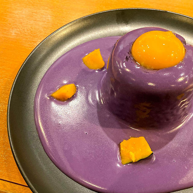 紫色のチーズを使った〈米山咖喱食堂〉のチーズキーマカレー