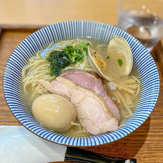 〈麺屋 玄洋〉の貝塩ラーメン