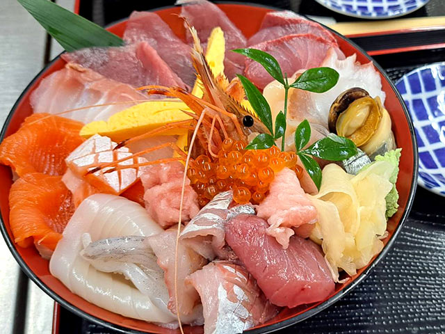 〈四季彩 味よし〉の「海鮮丼（極）」