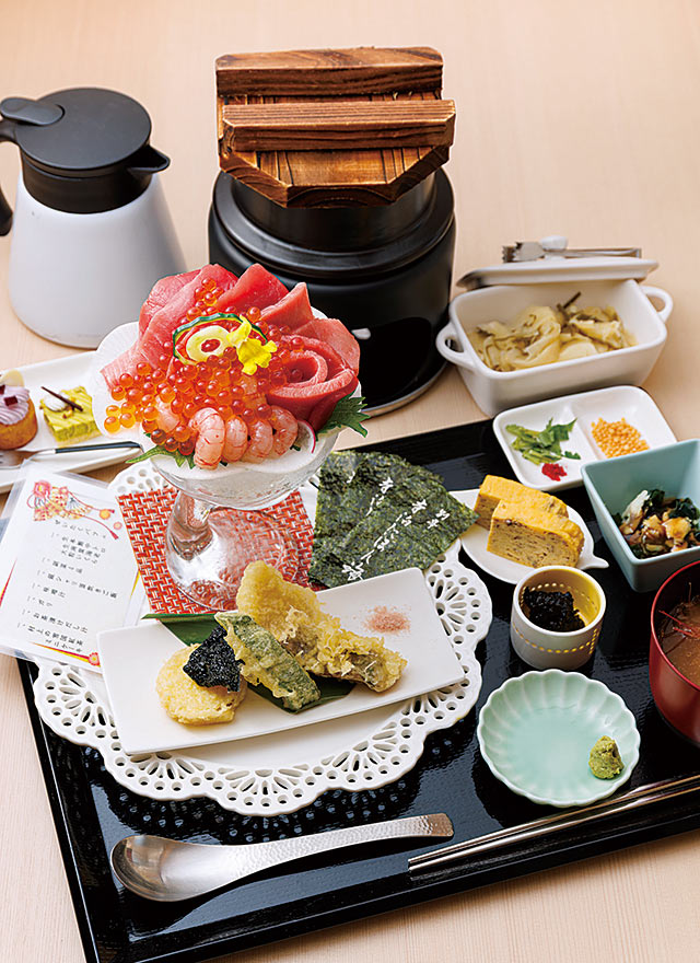 各種前菜、海鮮パフェ、天ぷらなどの料理が並ぶ