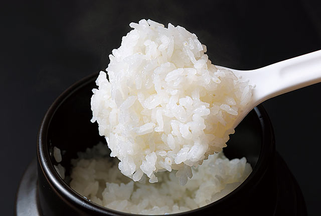 １人用の小さな釜で提供されたご飯