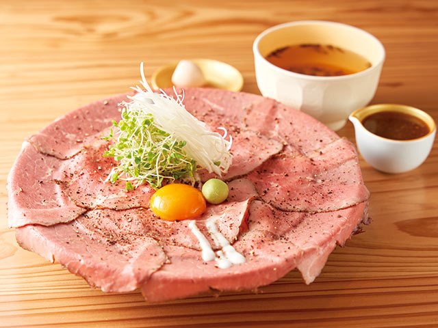 丼全体が肉で覆われた「さくたろう元祖ローストビーフ丼」