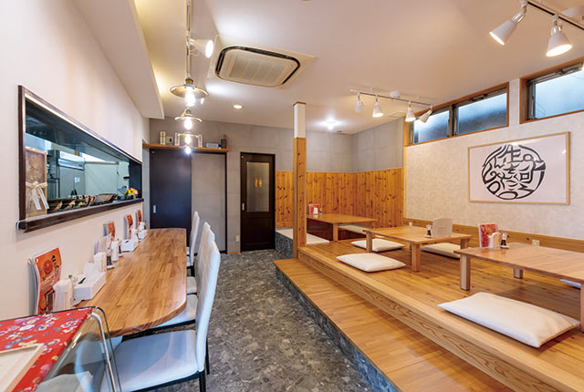 カウンター席と小上がりが用意された〈おだいどころさくたろう〉店内