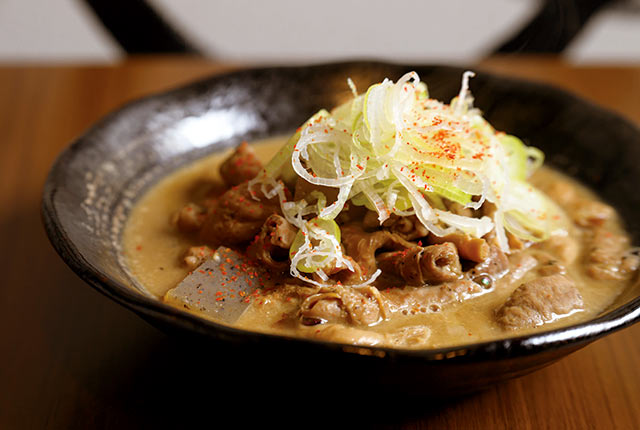 〈月夜に米と牛〉で提供される「親父のもつ煮込み」