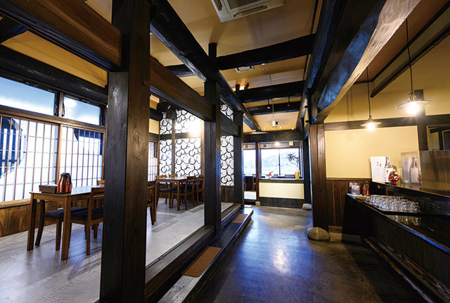 黒い柱と梁が印象的な〈炭火ステーキ重 月夜に米と牛〉店内