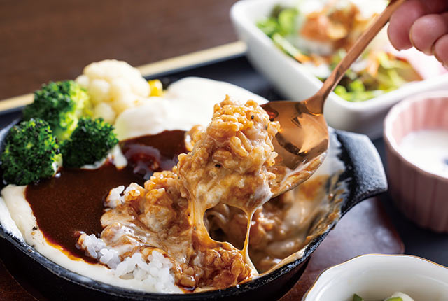 デミグラスがかかったチーズソースにご飯をいれてリゾットにしている