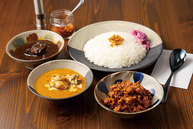 3種のカレーが並ぶ〈Curry Shop B.〉のメニュー「トリプル」