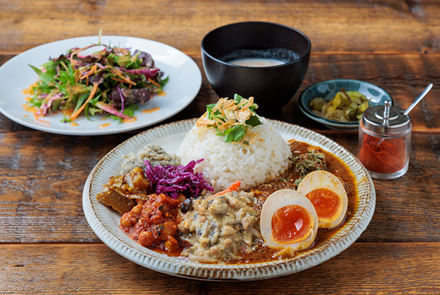 〈燦燦CAFE〉の「角田浜スパイスカレーセット」