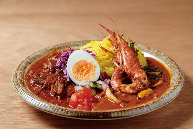 ゆでたまごやシーフードがのった〈やすけカレー〉の「２種あいがけ」