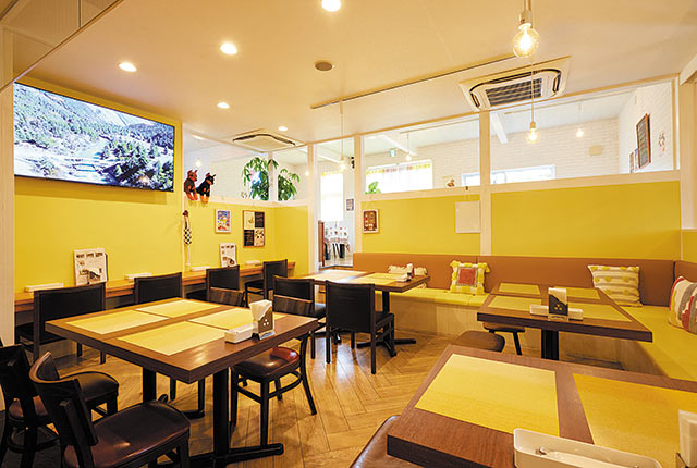 黄色い壁が印象的な〈Ramailo.〉の店内