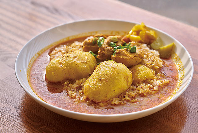 大きなじゃがいもが入った〈インドカレーカーマ〉の「チキンカレー」