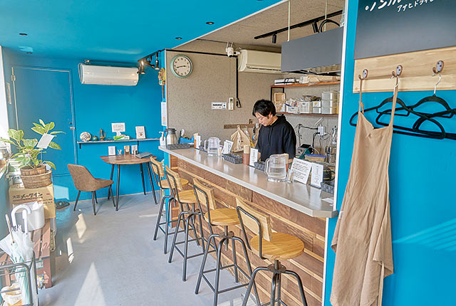 天井や壁がターコイズブルーに塗られた〈インドカレーカーマ〉店内