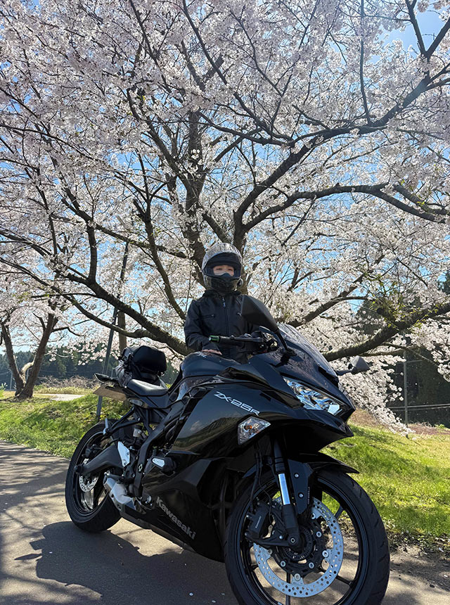 満開の桜の下でバイクと一緒に記念撮影