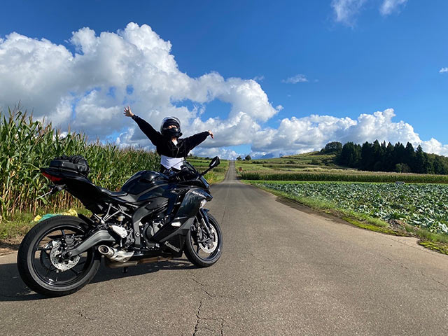 〈上原コスモス園〉の１本道にバイクで訪れたさあちゃんさん