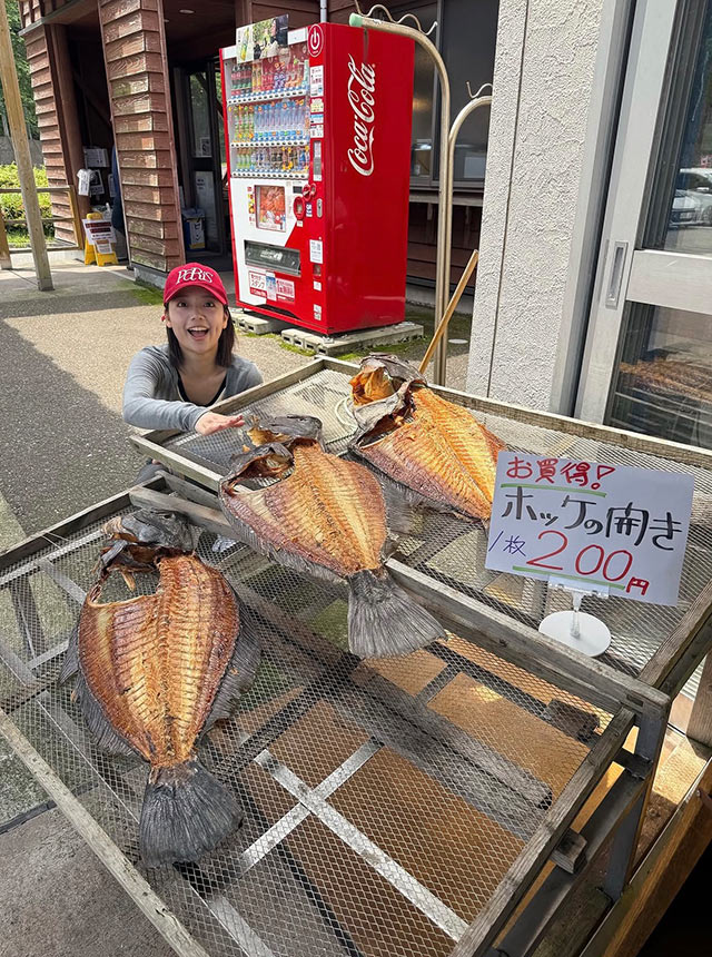 大きなホッケの開きが販売されている