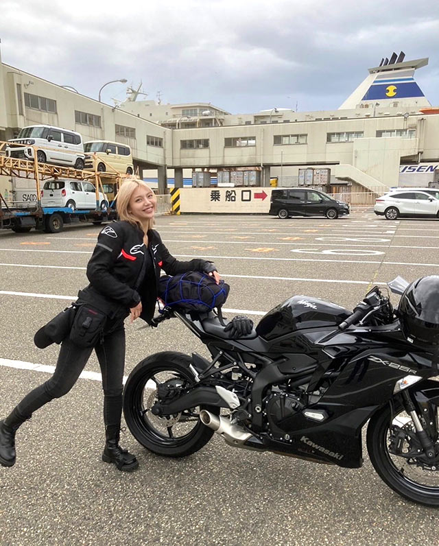 佐渡汽船乗り場にバイクで到着したときの様子