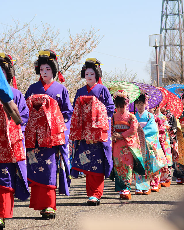 「分水おいらん道中」でおいらん姿の女性たちが行進している