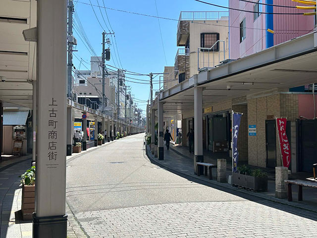 奥までアーケードが続く上古町商店街