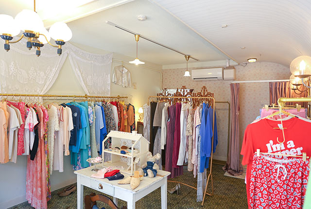 華やかな古着な並ぶFall vintageの店内
