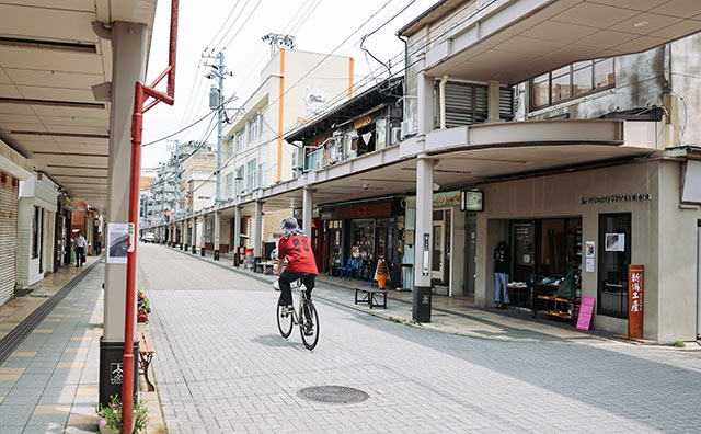 奥までアーケードがのびる上古町商店街