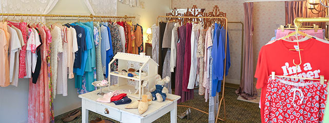 カラフルな古着がならぶ〈Fall vintage〉の店内