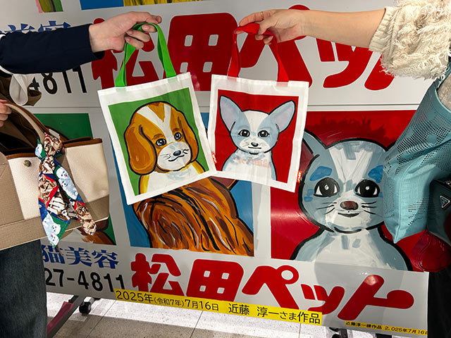 看板のペットイラストがプリントされたミニトートバッグ