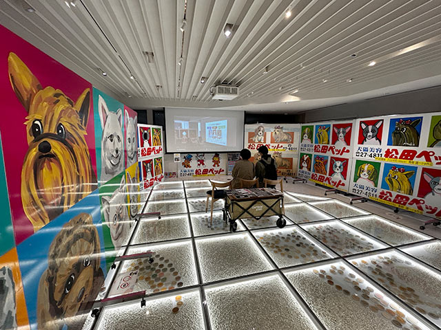 会場内の壁にぐるっと展示された〈松田ペット〉の手描き広告