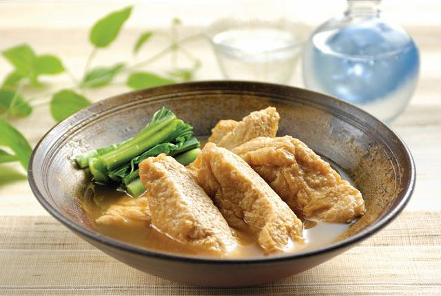 器にもられた〈栃尾の油揚げの煮つけ〉